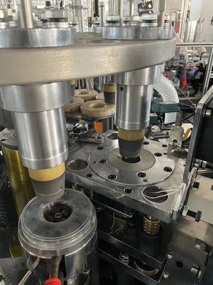 0.5-0.8MPaのガス源と150-350 GSM紙仕様を持つ消費紙カップ形成機械
