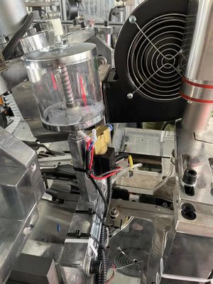 0.5-0.8MPaのガス源と150-350 GSM紙仕様を持つ消費紙カップ形成機械