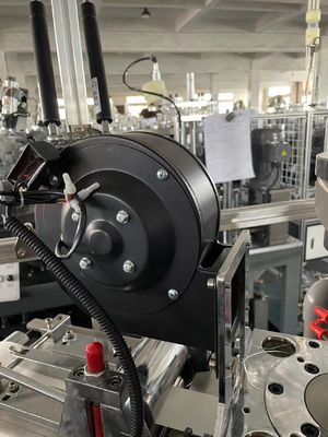 0.5-0.8MPaのガス源と150-350 GSM紙仕様を持つ消費紙カップ形成機械