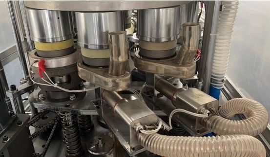 60~70pcs/min 紙碗を作る機械 ガス源のための自動形作 0.5-0.8MPa 処理タイプ